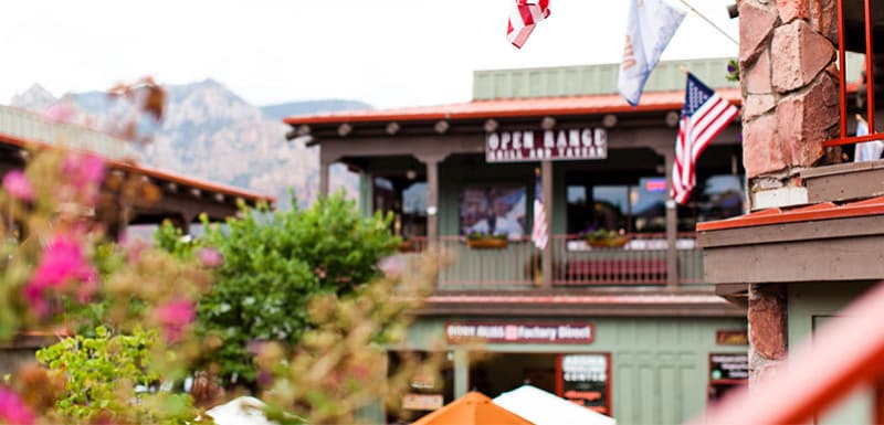 Фото административных и увеселительных заведений городка на фоне гор и пышной растительности.